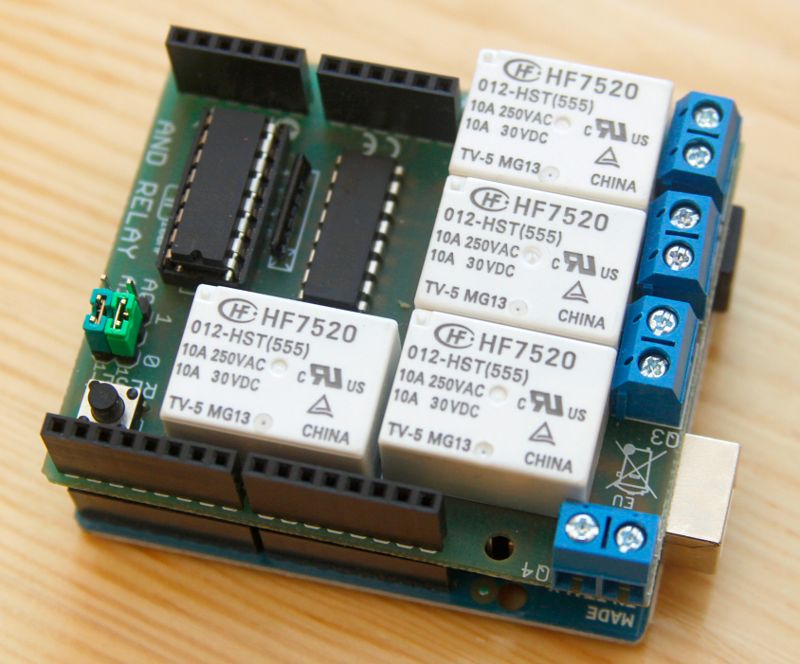 Relay Board - Shield z przekaźnikami nałożony na Arduino Uno